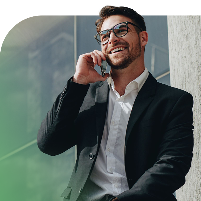 Homem sorrindo de terno